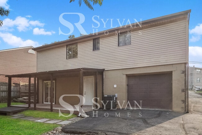 Building Photo - Charming 3BR 2.5BA split foyer home