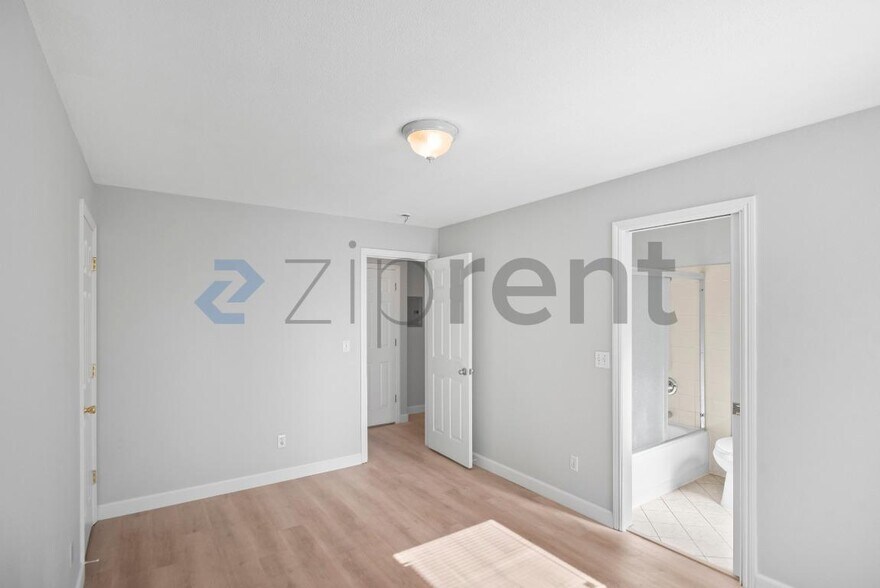 Building Photo - 2124 E 20th St