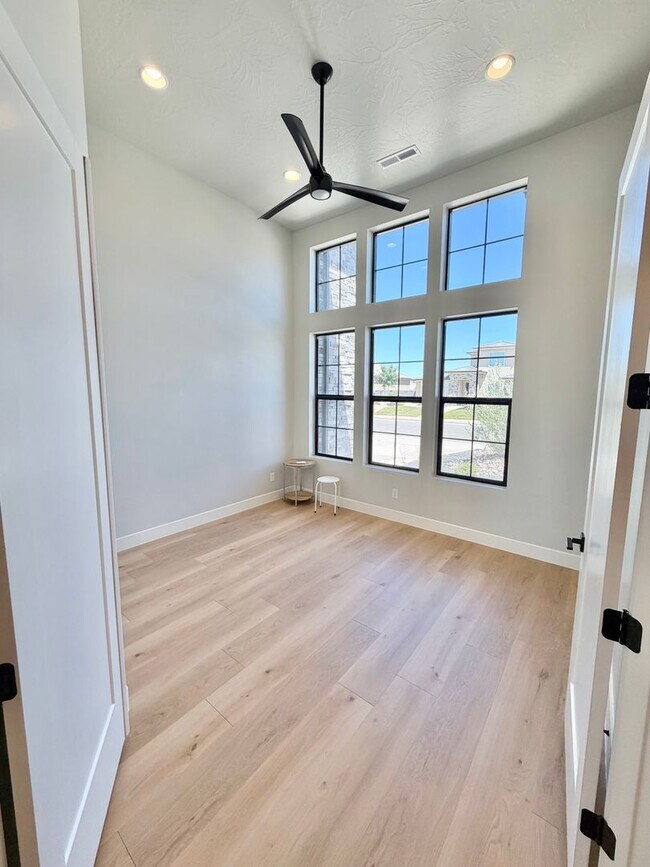 Building Photo - Beautiful Modern 5 Bedroom Home!! Furnished or Unfurnished option!!