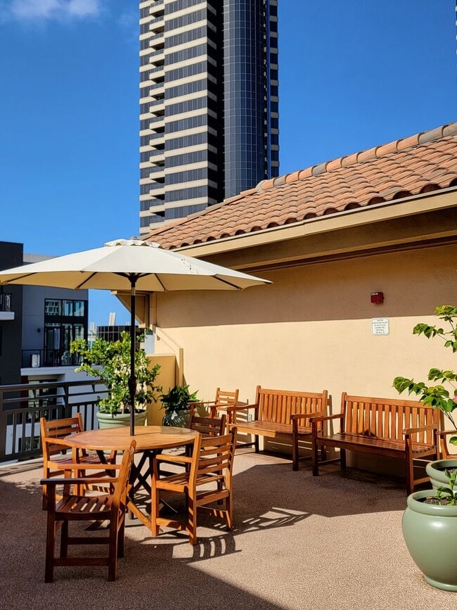 Building Photo - Spacious 2 Bedroom 2 Bath Condo in the Hea...