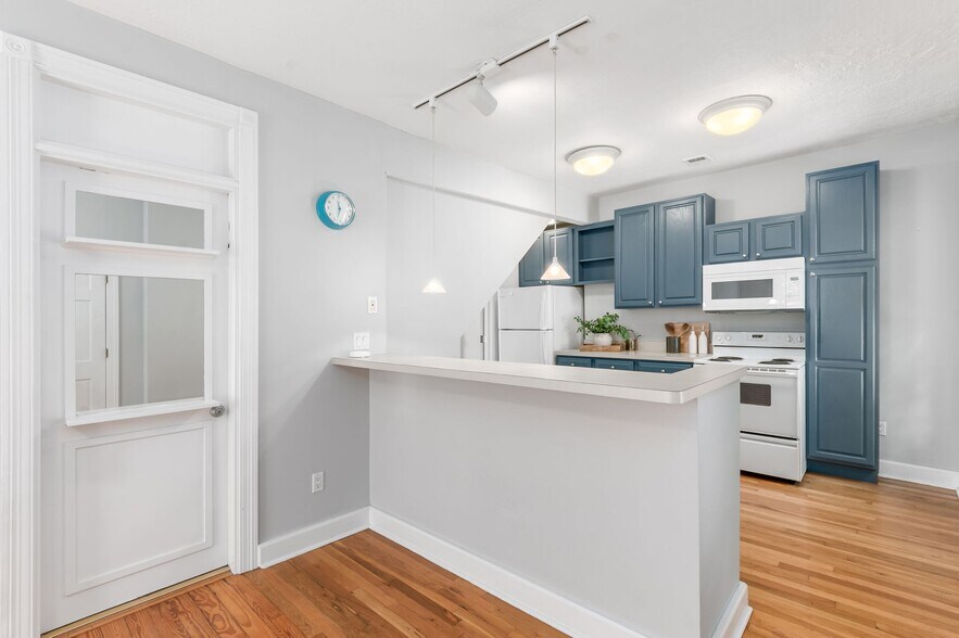 Kitchn - 36 E Kossuth St