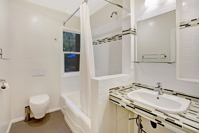 Building Photo - 16943 Hartland St