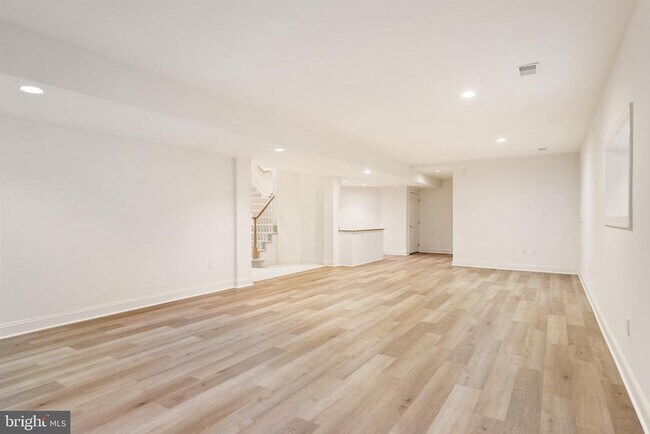 Building Photo - 7440 Old Maple Square