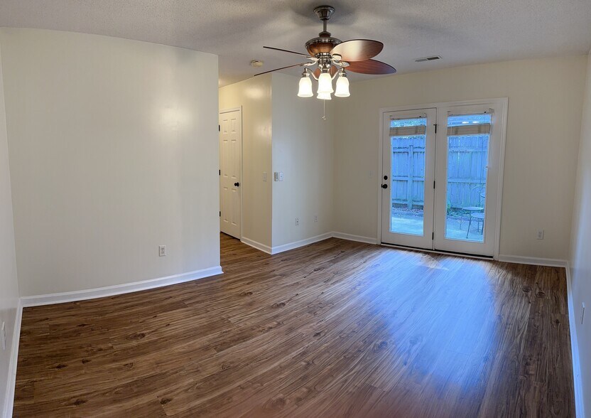 Building Photo - 21 Maplecrest Dr