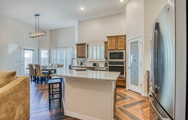 Building Photo - Eastside area for Short or Long Term Rental(Completely Furnished) Beautiful 4 bed/2 baths