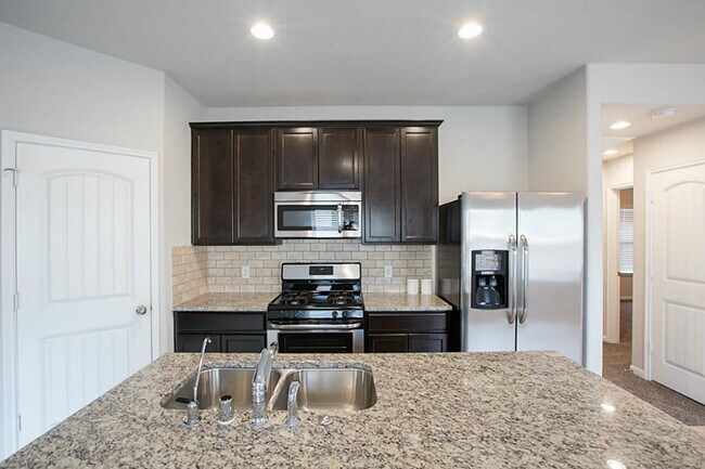 Building Photo - 12111 Parade Park Pl