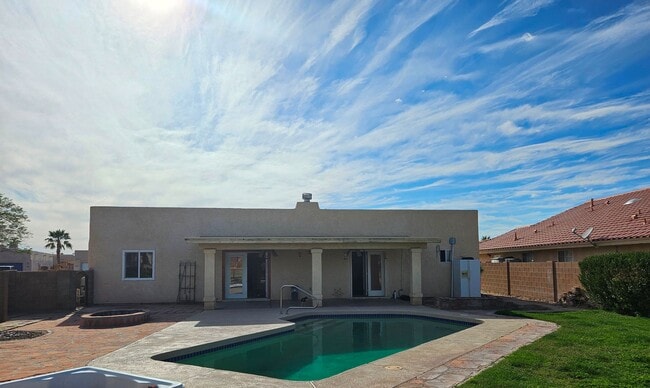 Building Photo - Pool home on Golf Course!
