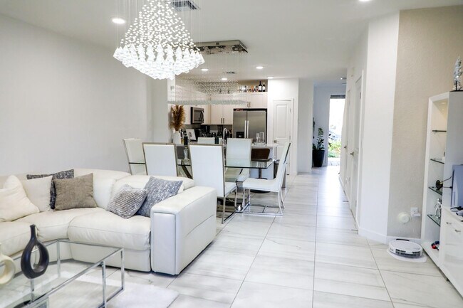 Building Photo - 148 SE 5th Ct