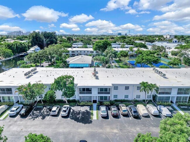Building Photo - 6279 Bay Club Dr
