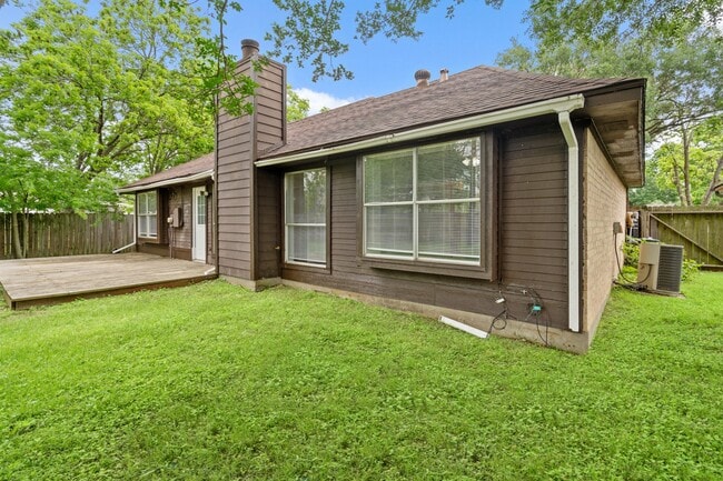 Building Photo - 2220 Spruce Dr