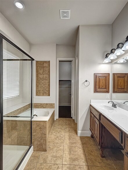 Building Photo - 341 Oxford Pl