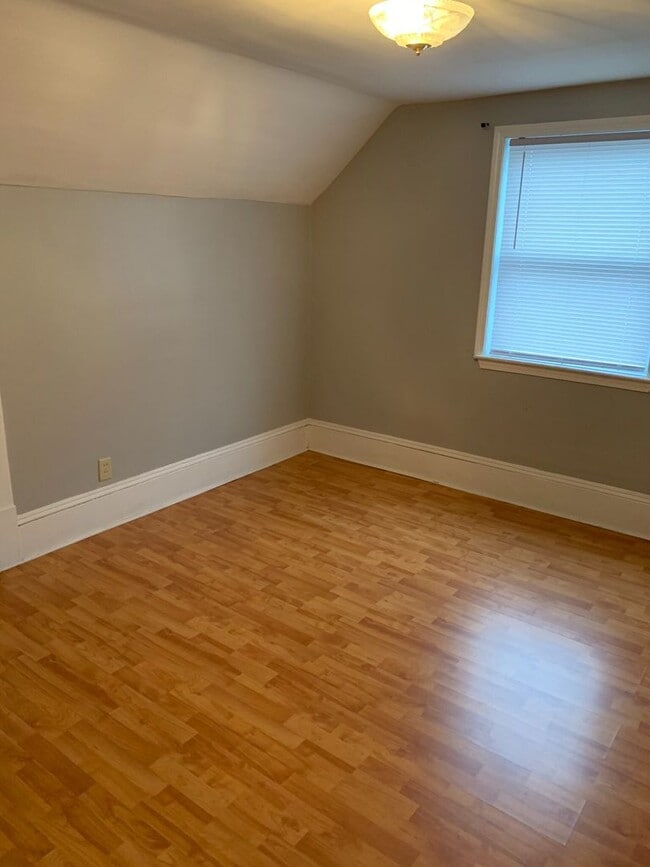 Building Photo - 989 Romig Ave