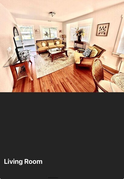 Building Photo - 136 S Oleander Ave