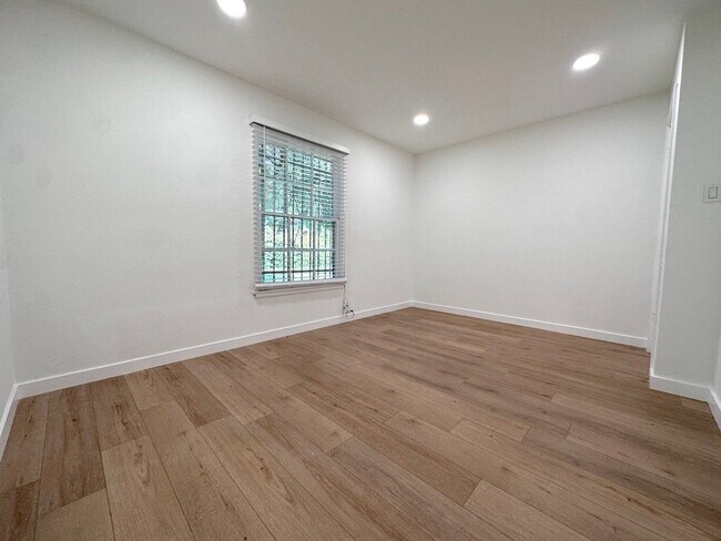 Building Photo - Updated Apartment Unit with Stylish Upgrades