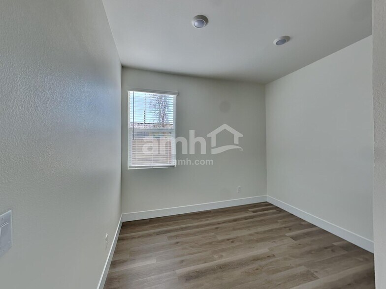 Building Photo - 822 English Primrose St