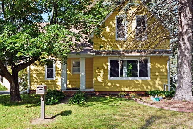 Primary Photo - Beautiful 3-Bed 1.5-Bath Home in Forest La...