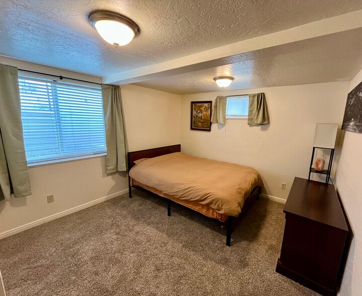 Building Photo - 4676 S Ridgeline Dr