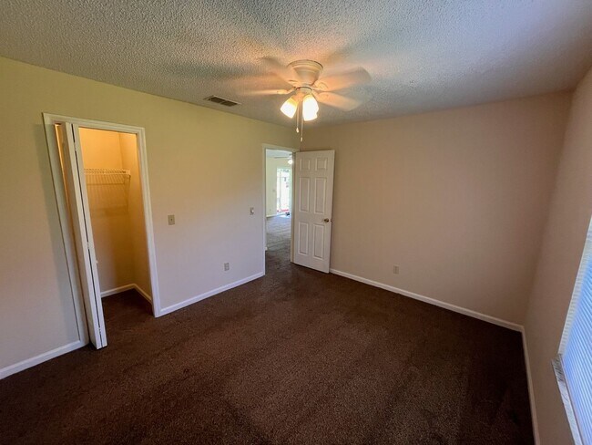 Building Photo - 3 Bedroom 2 Bath house with Garage Near Fl...