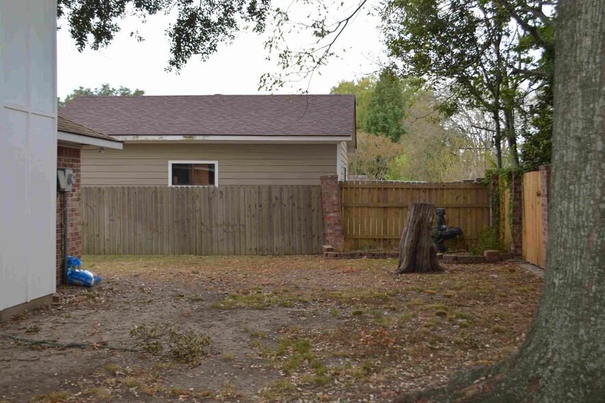 fenced backyard - 1713 Oakdale Dr