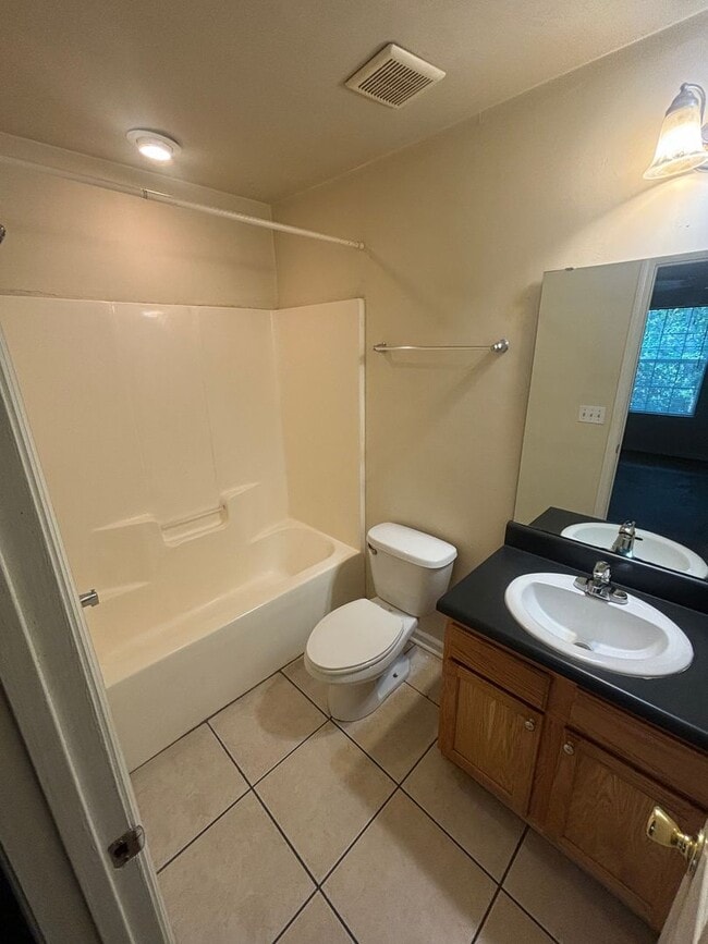 Building Photo - Awesome 3x3 Townhouse with Private Driveway!