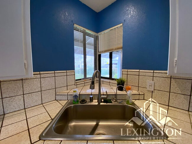 Building Photo - Beautiful, 3BD/2BA, Home available in Sacramento off Madison Ave. and Auburn Blvd.