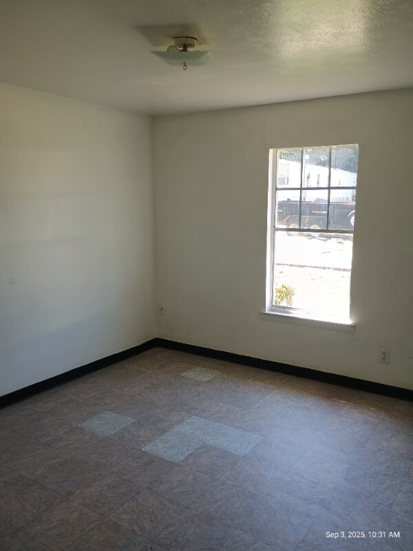 Building Photo - 310 Everett Ave