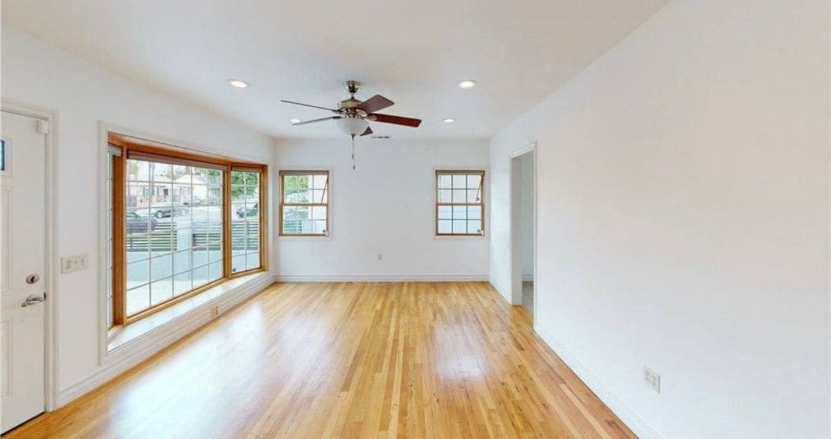 Building Photo - 7418 Farmdale Ave