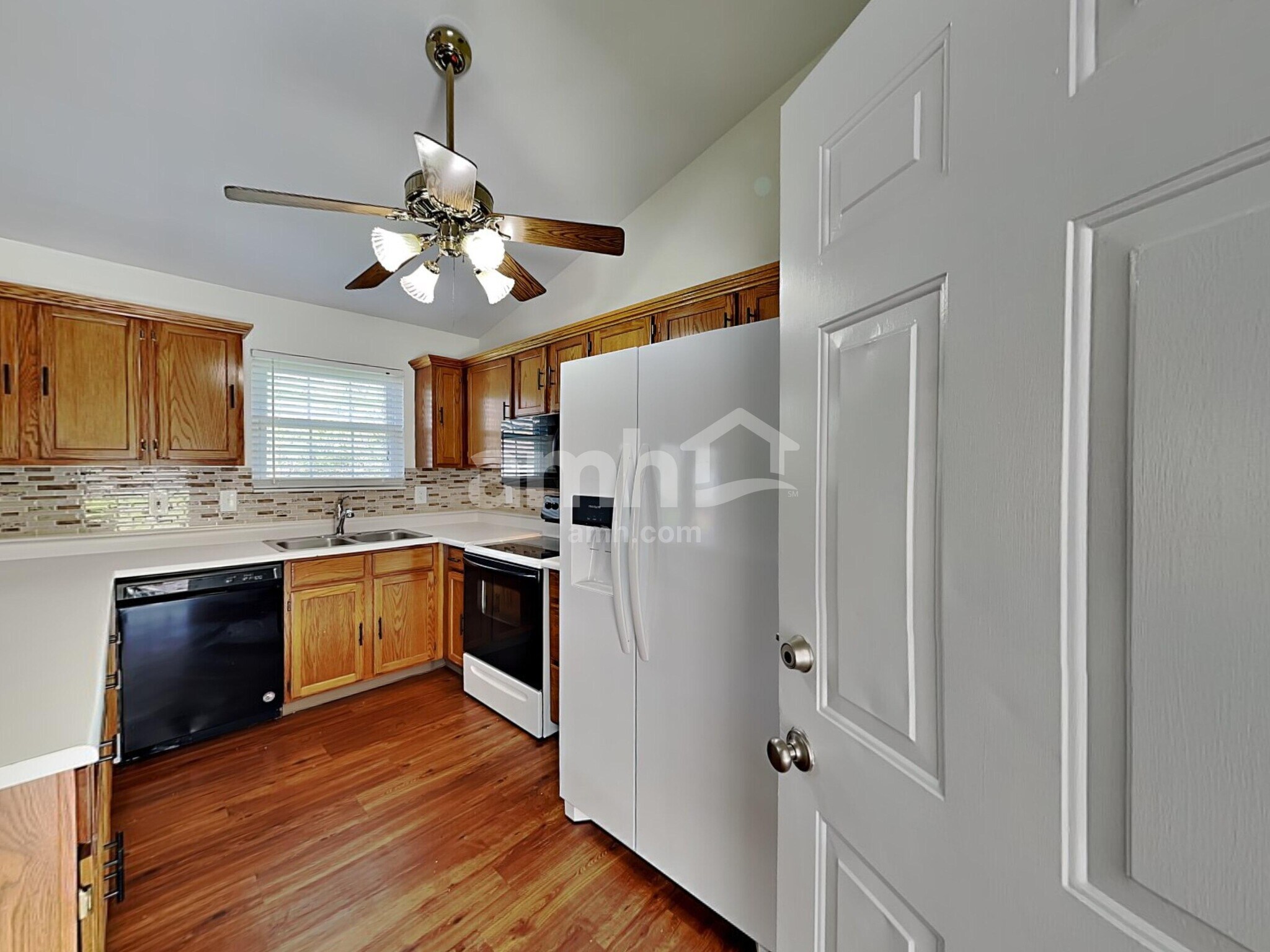 Building Photo - 2211 Siesta Dr