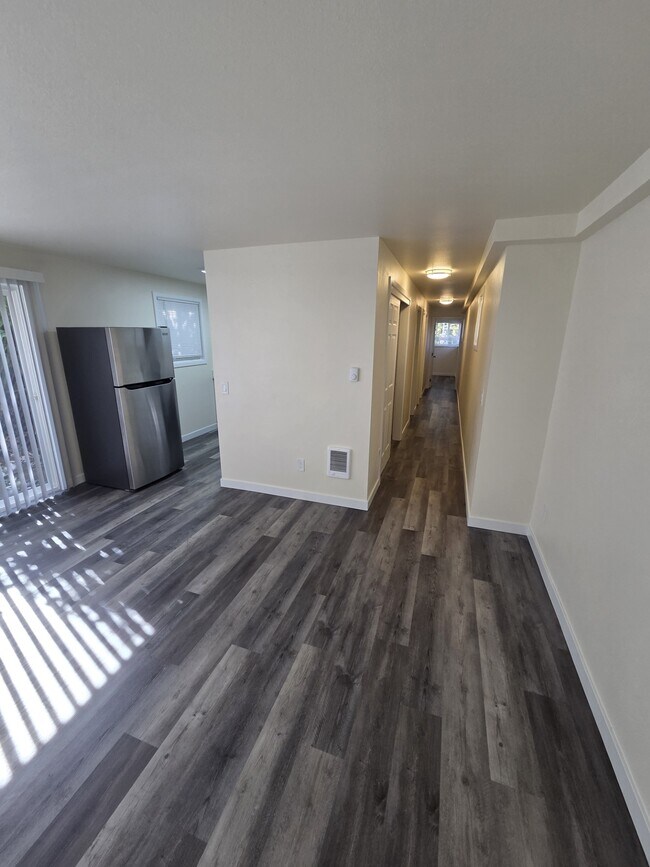 Building Photo - 2105 10th Ave W