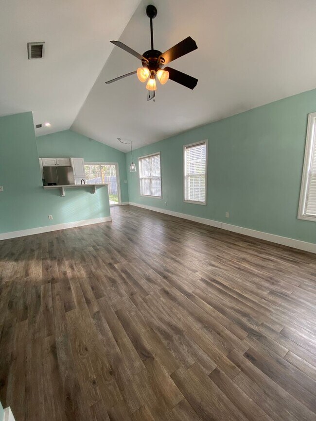 Building Photo - 3 bedroom, 2 bathroom Home in Hampstead