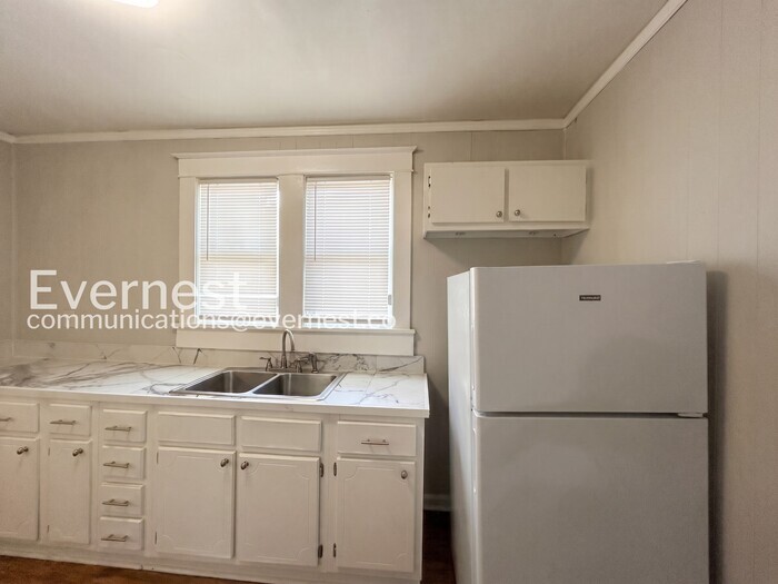 Building Photo - 2984 Waverly Ave