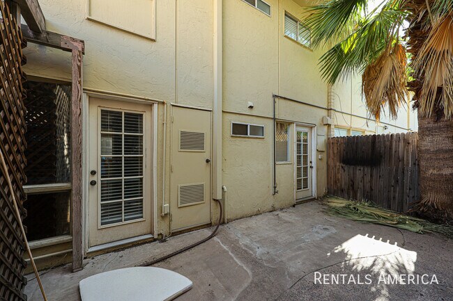Building Photo - 4824 N Woodmere Fairway