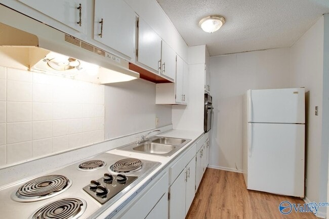 Building Photo - 1328 Oshaughnessy Ave NE