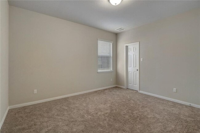 Building Photo - 624 Peregrine Way