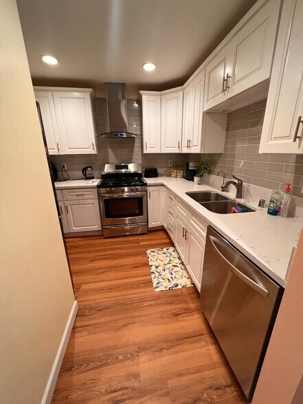 Building Photo - 10500 Sunland Blvd