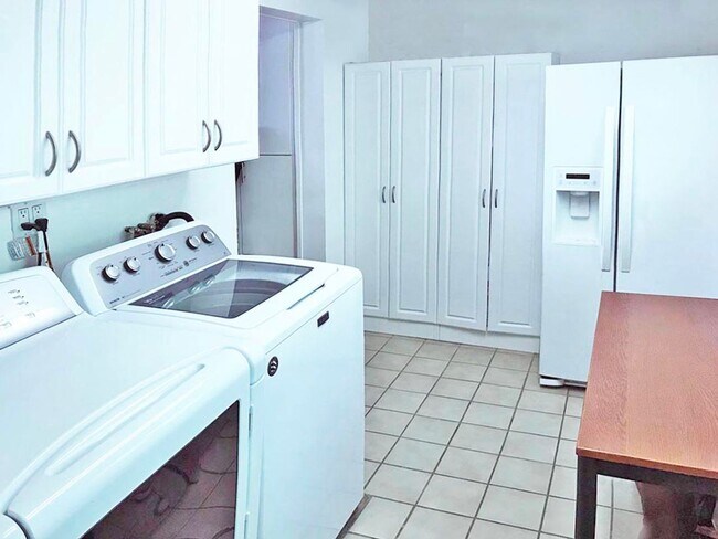 Building Photo - 3-Bedroom Home in Glendale's Foothills with RV Parking!