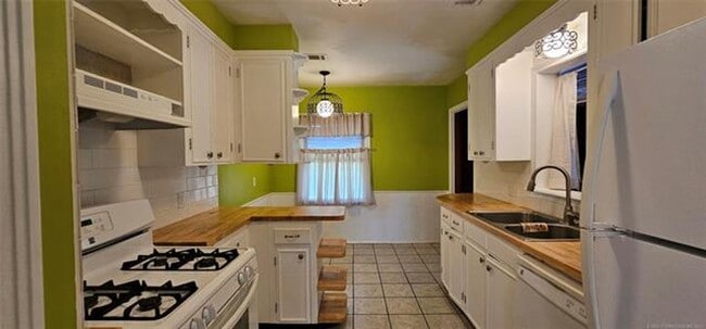 Building Photo - 3-bedroom, 1 bathroom, 1 car attached gara...