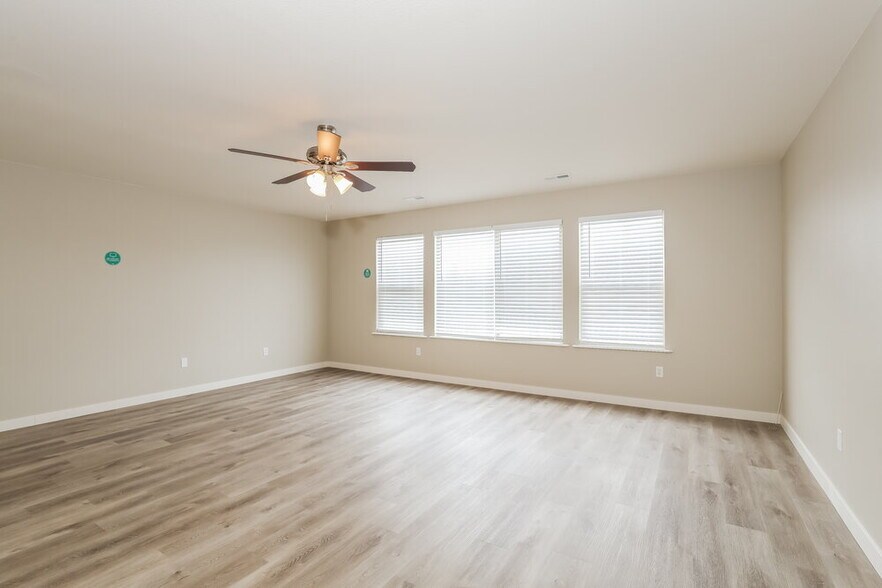 Building Photo - 485 River Way