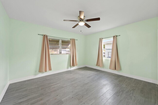 Building Photo - 135 E 28th St