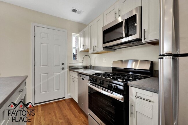 Building Photo - 332 19th St NE