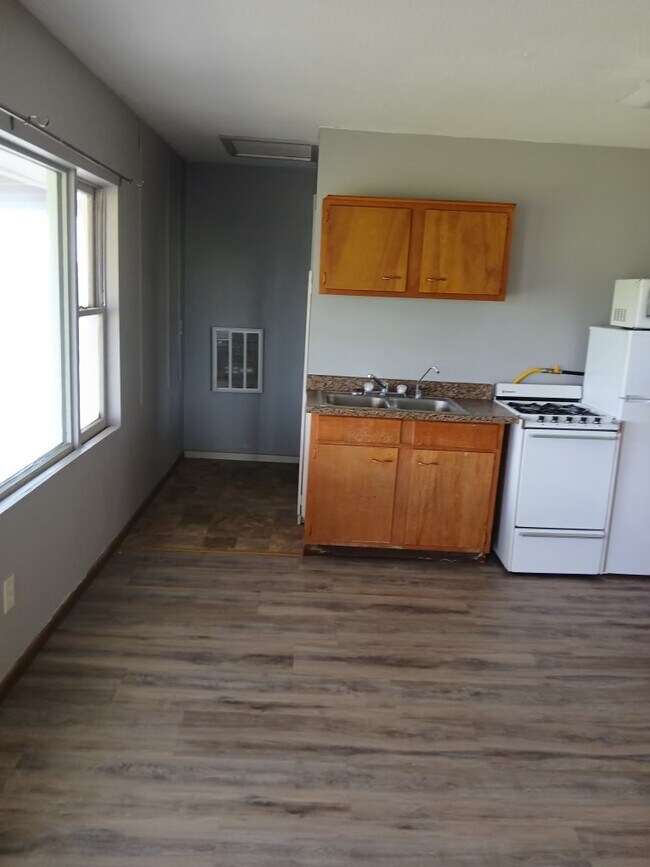 Building Photo - 758 W G Rd