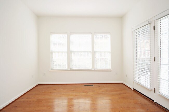 Building Photo - Dog-Friendly Pavilions at Pantops Townhome