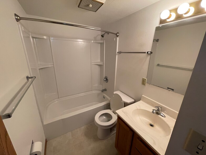 Building Photo - 2310 Radtke Ave