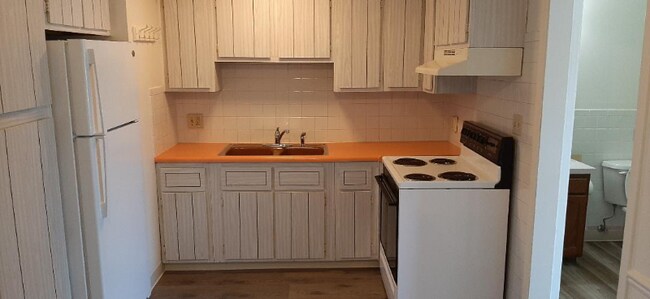 Building Photo - 112 Elm St