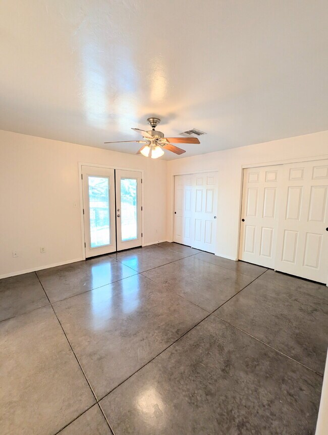 Building Photo - Move in October and get November rent FREE...