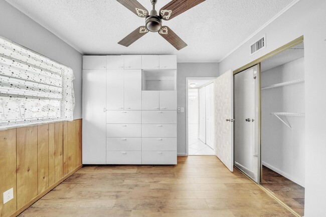Building Photo - 1035 Country Club Dr