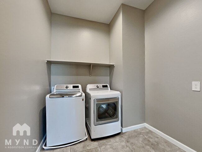 Building Photo - 4839 E Village Dr