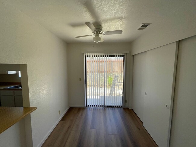 Building Photo - La Tierra Garden Apartments (2 Bed 1 Bath)