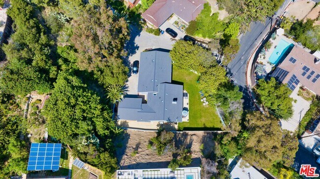Building Photo - 935 N Kenter Ave