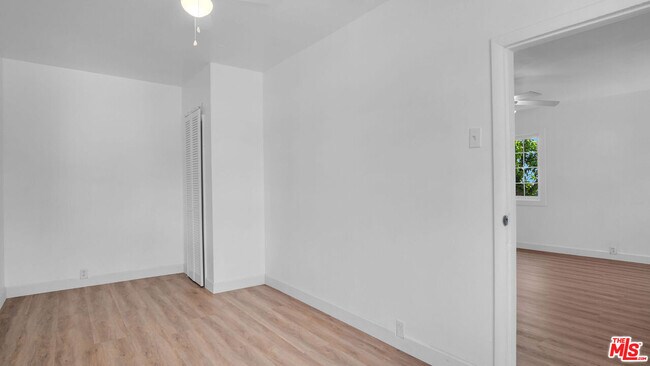 Building Photo - 472 N Ezra St